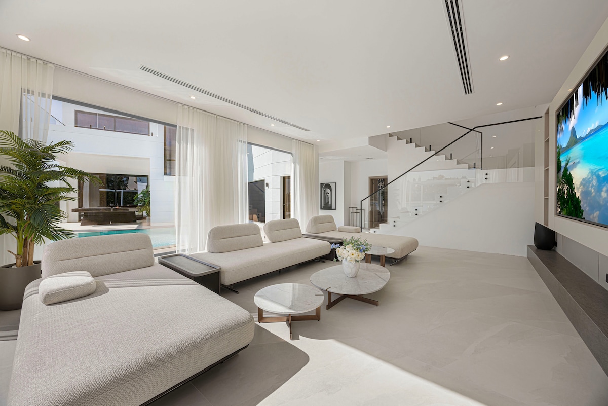 Palm Oasis Villa: Luxury Retreat